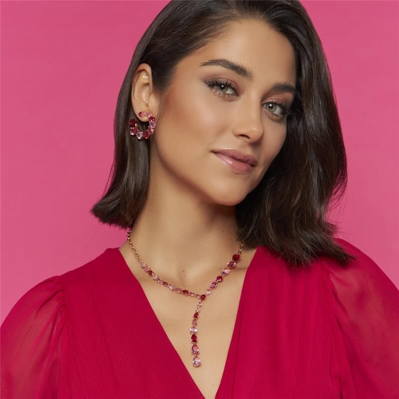 Model wearing Starlit Lariat Necklace with fuchsia top